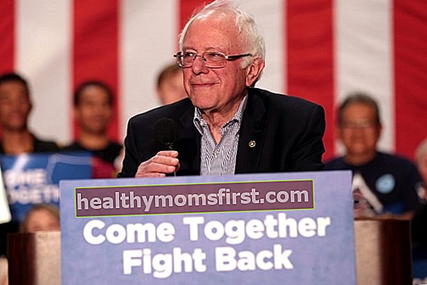 Bernie Sanders seperti yang dilihat pada tunjuk perasaan 'Come Together and Fight Back' yang dihoskan oleh Jawatankuasa Nasional Demokratik di Mesa, Arizona pada bulan April 2017