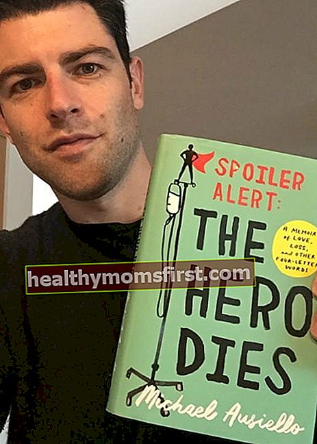 Max Greenfield memegang buku The Hero Dies karya Michael Ausiello pada bulan Disember 2017