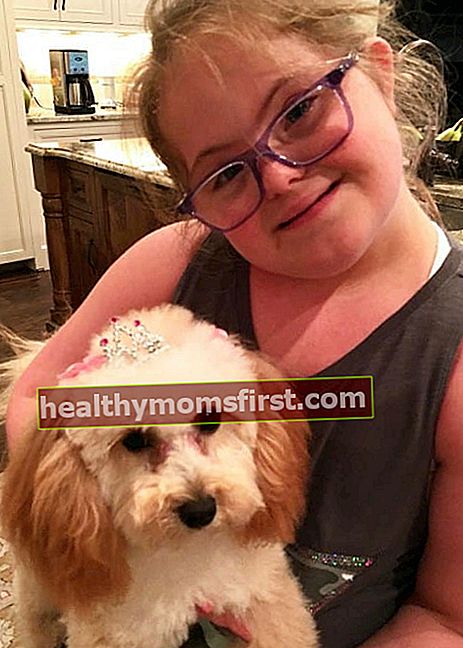 Sarah Grace Morris dengan anjingnya seperti yang terlihat pada Agustus 2017