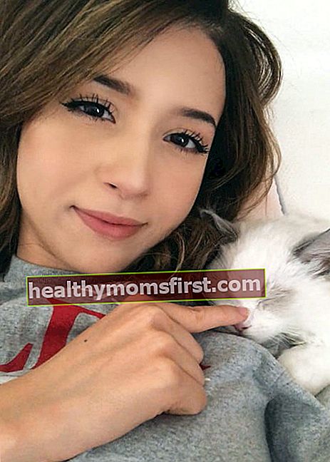 Pokimane dalam selfie Instagram dengan kucingnya seperti yang terlihat pada Juli 2018