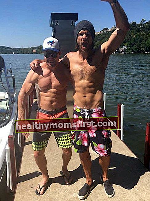 Jared Padalecki dengan sesama aktor CW, Stephen Amell pada Agustus 2015. Kedua pria tersebut memposting gambar bertelanjang dada untuk mempromosikan kesadaran akan kampanye AKF Jared
