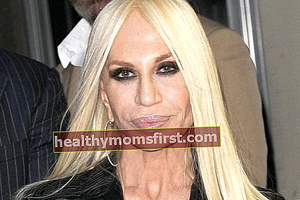 Donatella Versace seperti yang terlihat pada wajah close-up
