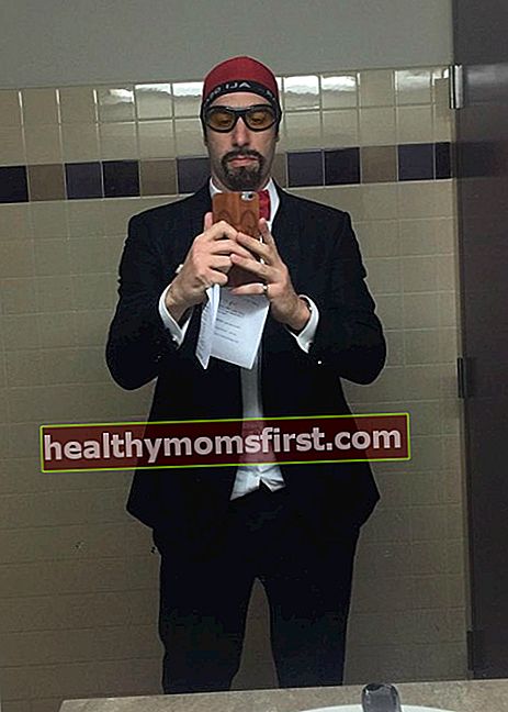 Sacha Baron Cohen dalam selfie pada Februari 2016