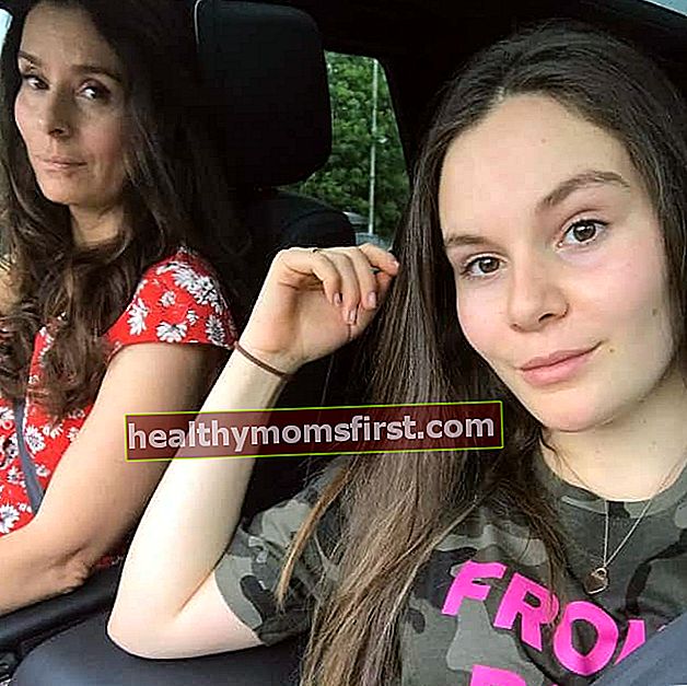Tana Ramsay (Kiri) dan Holly Ramsay dalam selfie pada Mei 2017