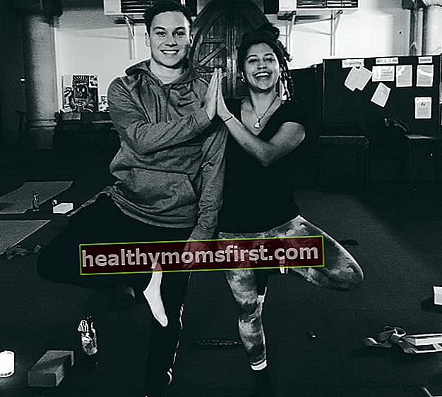 Finn Cole seperti yang dilihat semasa berpose dalam gambar hitam putih bersama rakan dan guru yoganya, Georgie Edwards, pada Januari 2018