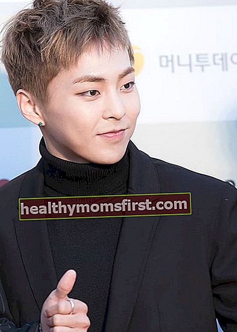 Xiumin di permaidani merah Gaon Chart K-pop Awards pada Februari 2016