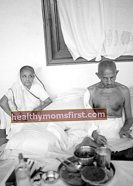 Mahatma Gandhi seperti yang terlihat dalam foto bersama istrinya Kasturbai Gandhi saat membaca