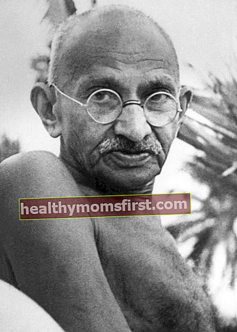 Mahatma Gandhi seperti yang terlihat dalam gambar yang diambil di Pantai Juhu, Mumbai pada Mei 1944