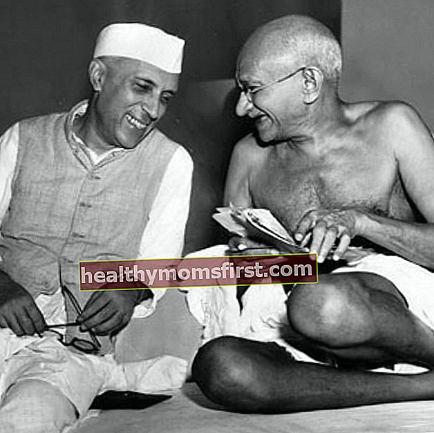 Mahatma Gandhi dalam foto yang diambil dengan Jawaharlal Nehru saat mereka bercanda saat rapat Kongres Seluruh India di Mumbai pada 6 Juli 1946
