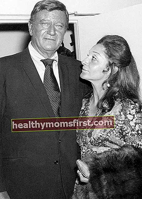 John Wayne dan istri ketiganya Pilar Wayne di pembukaan Teater John Wayne di Knott's Berry Farm pada tahun 1971