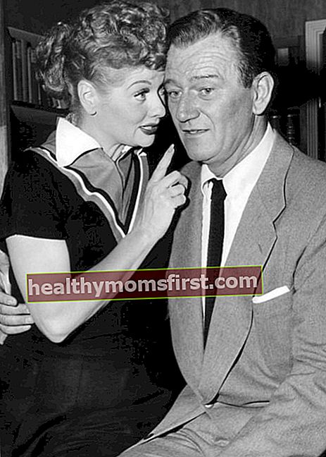 John Wayne dan Lucille Ball dalam foto publisitas dari program televisi 'I Love Lucy'