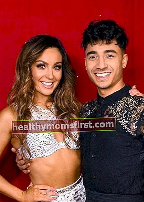 2020 년 1 월 Strictly Come Dancing 세트에서 웨일스의 전문 댄서이자 여배우 인 Amy Dowden과 함께 찍은 사진에서 보이는 Karim Zeroual