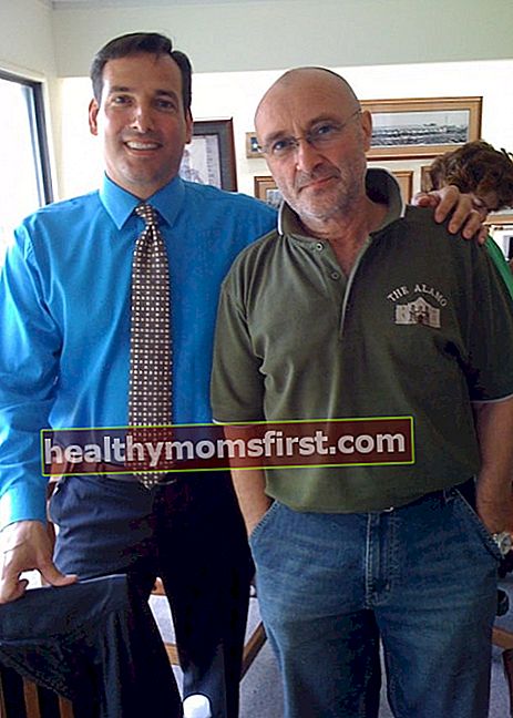 2010 년 5 월에 본 Phil Collins (오른쪽)와 Tony Caridi