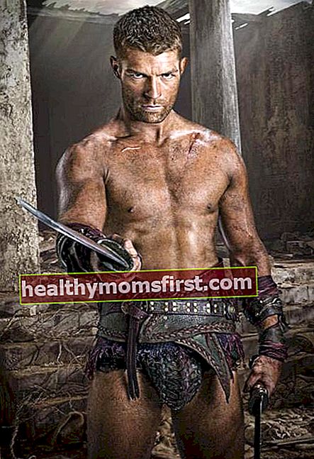 Liam McIntyre, Spartacus'tan bir fotoğrafta gömleksiz vücut