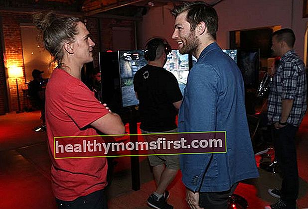 Liam McIntyre (ขวา) ในงานเปิดตัว Xbox & Gears Of War 4 Los Angeles ในเดือนกันยายน 2559