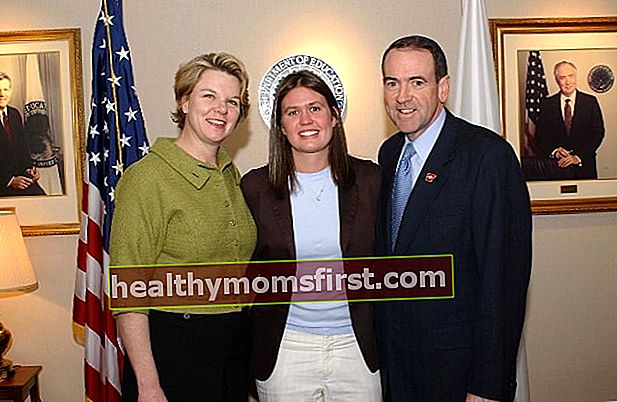 2005 년 3 월에 본 Sarah Huckabee Sanders (중앙)