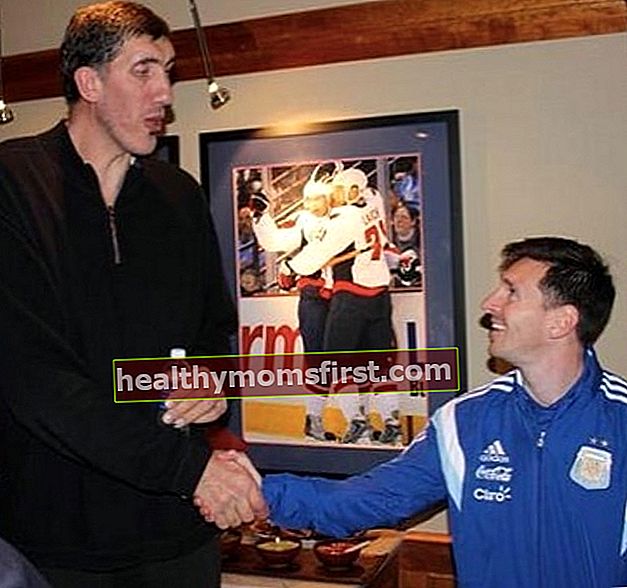 Gheorghe Mureșan terlihat saat berjabat tangan dengan pesepakbola profesional Argentina, Lionel Messi
