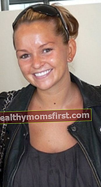 Jennifer Ellison tersenyum ke arah kamera pada Juni 2009