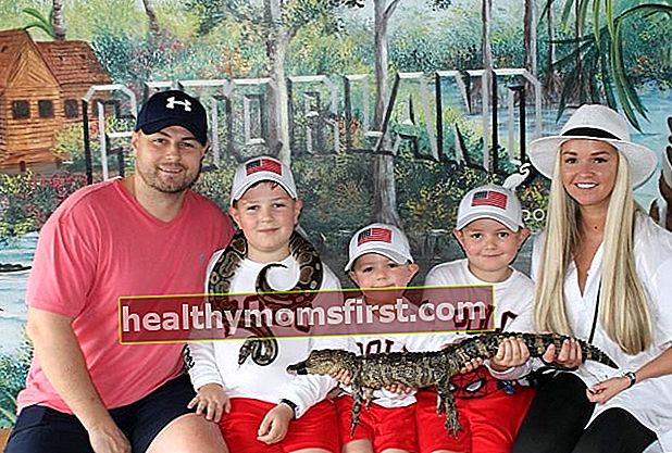 2019年12月にフロリダ州オーランドのゲーターランドで家族と一緒に写真のポーズをとっているときに見られるジェニファーエリソン