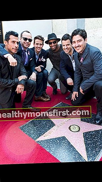 Band Joey, NKOTB, berpose dengan Rob Lewis saat menerima bintang di Hollywood Walk of Fame pada 2014