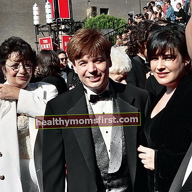 Mike Myers dalam foto yang diambil di Emmy Awards 1994