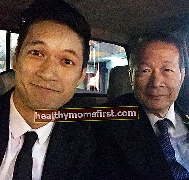 Harry Shum Jr. merayakan hari ayah melalui selfie bersama ayahnya pada Juni 2017