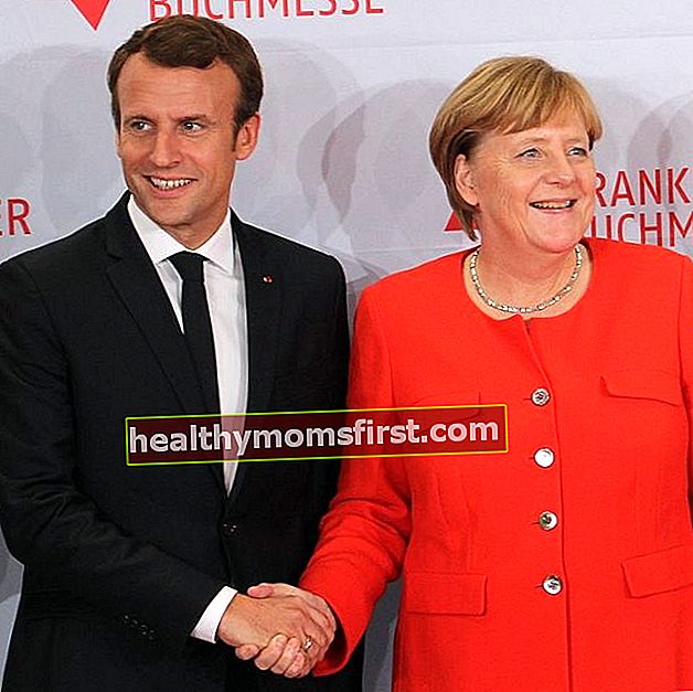 Emmanuel Macron berjabat tangan dengan Kanselir Jerman Angela Merkel pada Oktober 2017