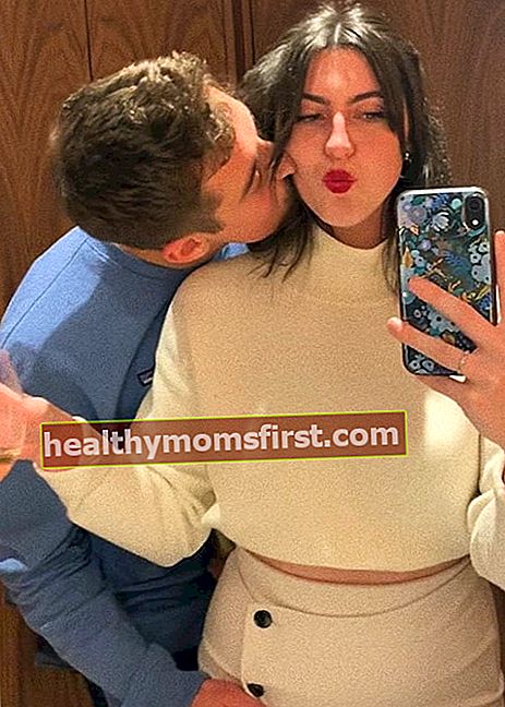 DenisDailyYT seperti yang terlihat dalam selfie yang diambil dengan pacarnya Gabby O'Hara pada Februari 2020