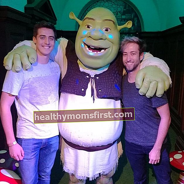 DenisDailyYT dan YouTuber Alex berdiri di samping karakter film self-titled Shrek pada Agustus 2017