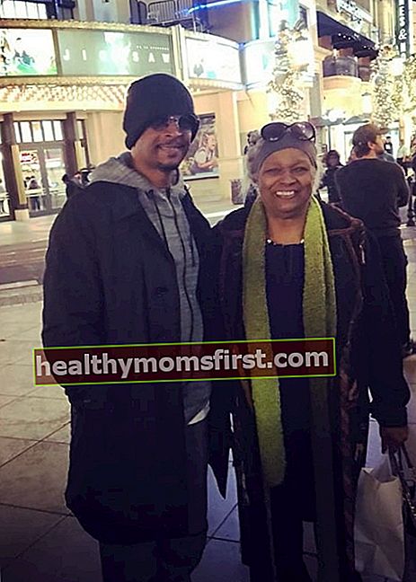 Damon Wayans seperti yang terlihat dalam foto bersama ibunya Elvira Alethia diambil di depan Blue Ribbon Sushi Bar & Grill di Grove, Los Angeles pada November 2017