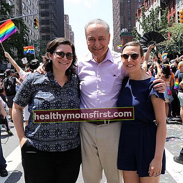 2018年6月のNYCプライドパレードでのチャックシューマーと娘と婚約者