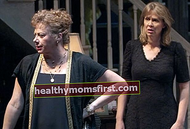 Amy Morton dan Rondi Reed (Kiri) dalam drama 'August Osage County' oleh Tracy Letts dan disutradarai oleh Anna D. Shapiro pada tahun 2007