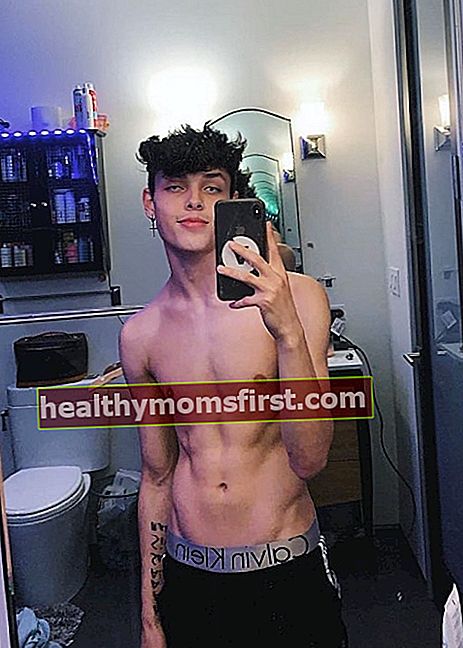 Christopher Romero terlihat saat mengambil selfie cermin tanpa baju di Los Angeles, California, Amerika Serikat pada September 2019 lalu