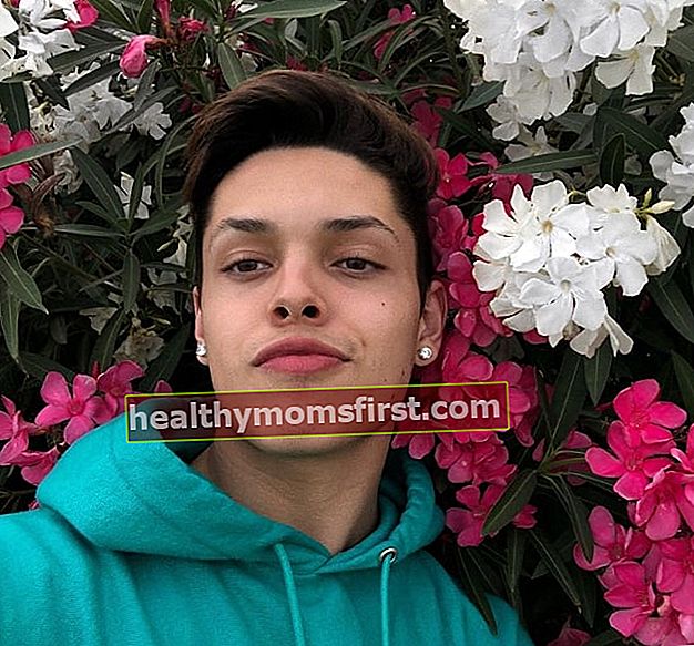 2018年5月に米国カリフォルニア州ロサンゼルスで花と一緒に自分撮りをしているときに見られるクリストファーロメロ
