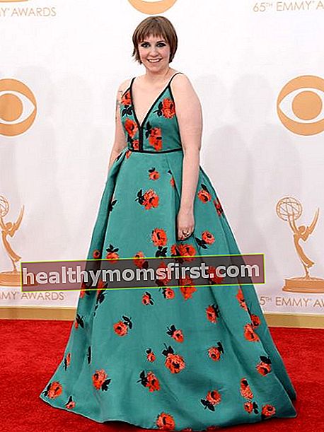 Lena Dunham selama Emmy Awards
