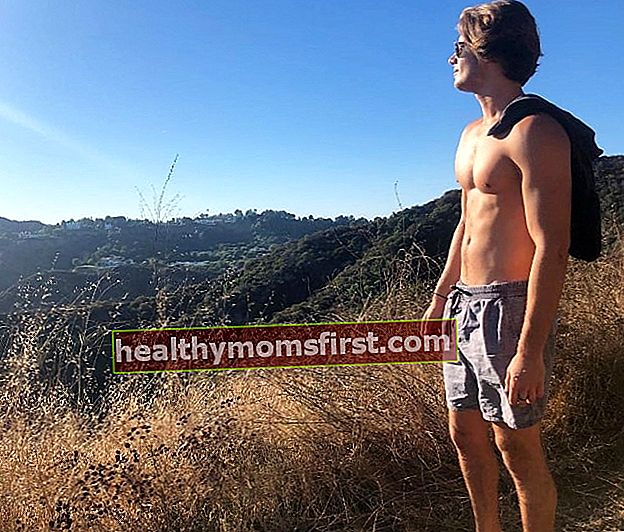 Joel Adams terlihat saat berpose untuk foto bertelanjang dada yang menakjubkan saat mendaki di Franklin Canyon Park di Los Angeles, California, Amerika Serikat pada September 2018
