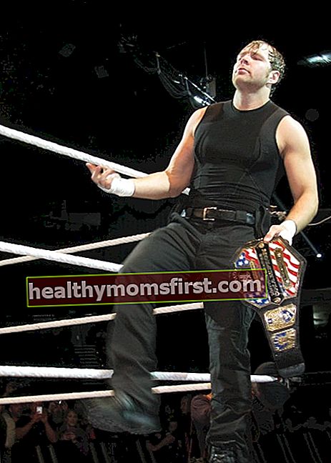 Dean Ambrose berdiri di dekat ring pada Juli 2013