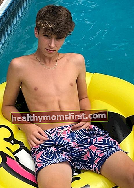 Josh Richards terlihat saat berpose bertelanjang dada saat menikmati di kolam renang pada Agustus 2018 lalu