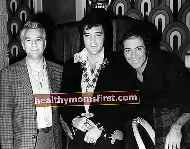 Dari Kiri ke Kanan - Bill Porter, Elvis Presley, dan Paul Anka seperti yang terlihat pada tanggal 5 Agustus 1972, di Las Vegas Hilton