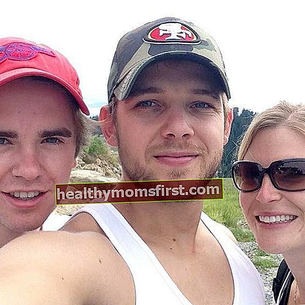 Max Thieriot berpose untuk selfie bersama istri Lexi dan Freddie Highmore