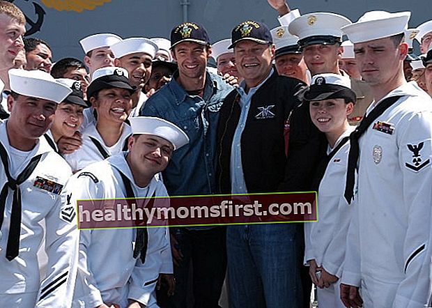 Kelsey Grammer (Tengah Kanan) dan Hugh Jackman (Tengah Kiri) bergambar bersama anak kapal di dek penerbangan di atas kapal serangan amfibi USS Kearsarge (LHD 3) pada Mei 2006