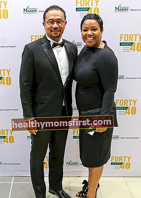 Kellie Shanygne Williams terlihat saat tersenyum ke kamera bersama suaminya di acara Black Alumni Forty Under 40 George Mason University pada Oktober 2019