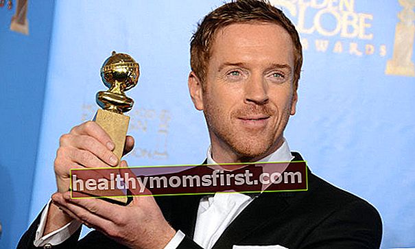 Damian Lewis bergambar dengan Golden Globe 2013 Award untuk