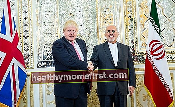 ボリス・ジョンソン（左）が2017年12月にイランの外相モハンマド・ジャバド・ザリフと会談