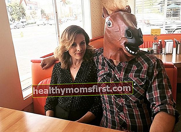 2017年7月にシンディーズイーグルロックレストランで、偽の馬の頭をかぶったマイクポスタラキスと一緒に写真に見られるジュリーモンド