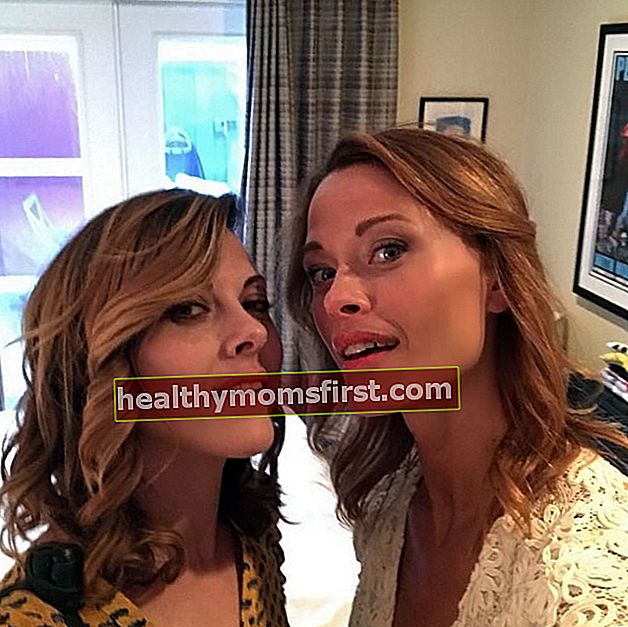 Julie Mond (Kiri) terlihat saat berpose untuk selfie bersama Scottie Thompson pada September 2017