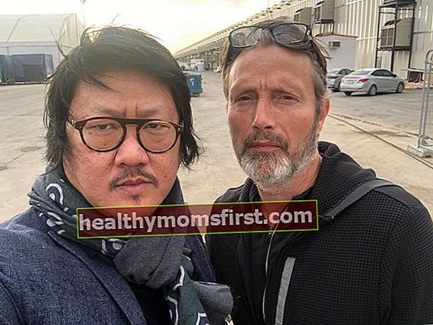 Benedict Wong bersama aktor Mads Mikkelsen dalam selfie pada November 2019