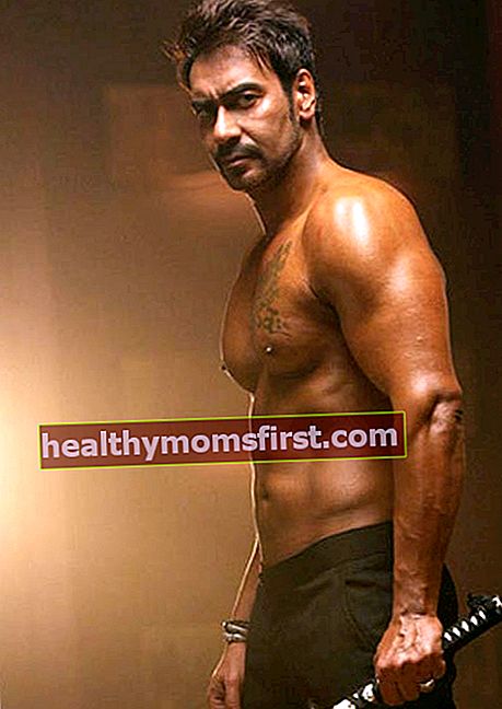 Ajay Devgan tanpa baju dalam pemotretan pemodelan pada tahun 2014