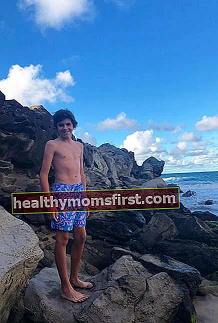 Lincoln Melcher seperti yang dilihat ketika berpose tanpa baju untuk kamera di Kapalua, Hawaii pada bulan Disember 2017