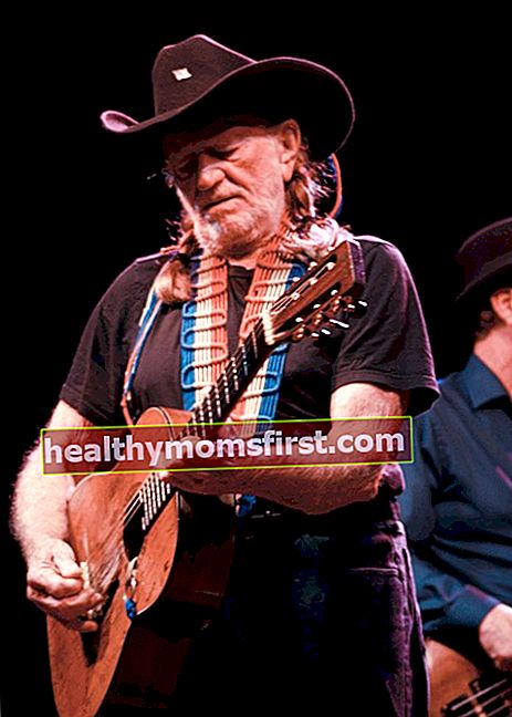 2011 년 6 월 무대에서 공연하는 Willie Nelson